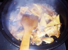 倒入煎好的豆腐，加入一碗开水。加入生抽、白糖，盖上砂锅盖大火炖5分钟。