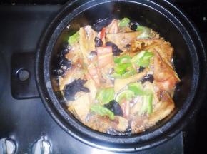 加入切好的青红椒，根据口味加盐，翻炒出锅。