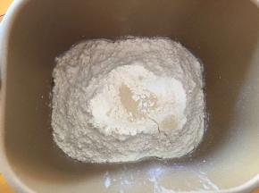 将黄油以上的材料全部放入面包机，开启和面程序10分钟