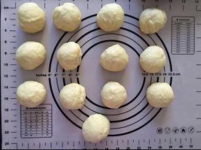 分成13等份，松弛15分钟，放入膜具12份，剩余一份做兔子耳朵，