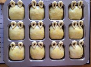 刷上全蛋液，放入预热好的烤箱中层160度，上下火18分钟