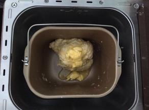 加入软化好的黄油，再次和面30分钟