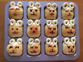 出炉冷却后，用蓝莓酱画上兔子表情，就可以了，不要看左下角的胖兔子，我也不知道它发生了什么