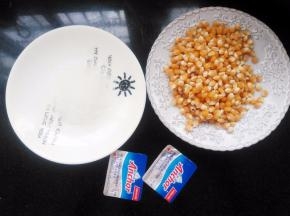 准备食材，玉米洗净，用厨房纸吸干水。