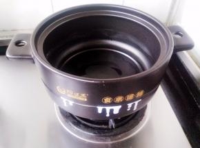 砂锅擦干水，烧热。