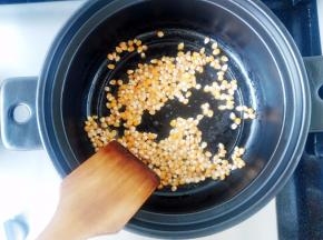 倒入玉米，快速翻炒。