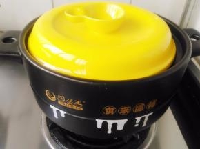 翻炒至有玉米粒开始蹦开，盖上锅盖，转小火。这个时候玉米正在锅里一个个炸开。