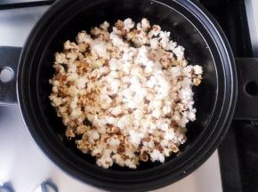 倒入白糖，拌匀即可。