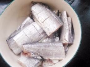 带鱼洗净，切段，用刀划上两刀以便入味。放入料酒和盐腌15分钟。