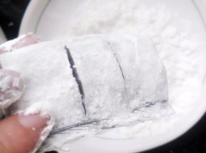 腌好的带鱼擦干水分，裹上一层淀粉。