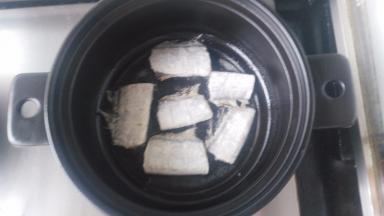 砂锅擦干水，烧热，倒入食用油。油热，下带鱼小火煎。