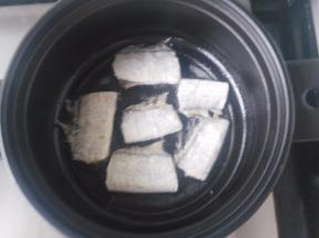 砂锅擦干水，烧热，倒入食用油。油热，下带鱼小火煎。