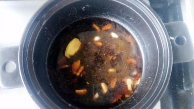利用锅中余油，入葱姜蒜炒出香味，倒入一碗热水，煮开。