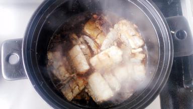 入带鱼，放入生抽、料酒、醋、白糖。