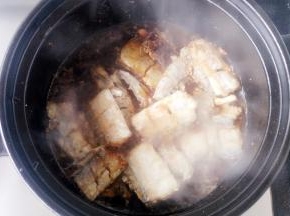 入带鱼，放入生抽、料酒、醋、白糖。