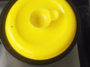 盖上锅盖，中火炖10分钟。