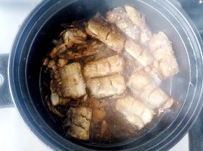 出锅前再滴入几滴醋。