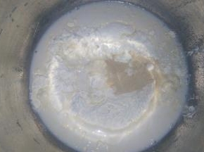 面粉中加入牛奶，酵母粉。