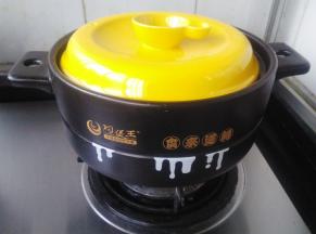 盖上锅盖，转中火。注意观察锅里面的水量。