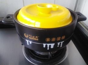 盖上锅盖，转中火。注意观察锅里面的水量。