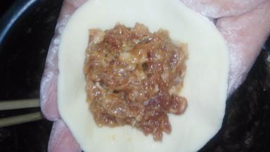 包入肉馅即可。