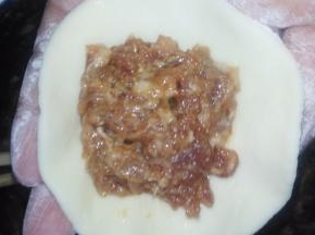 包入肉馅即可。