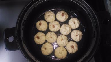 砂锅烧热，倒入食用油，油热，改小火，放入包子。