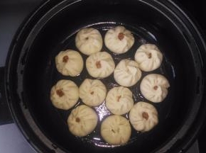 砂锅烧热，倒入食用油，油热，改小火，放入包子。
