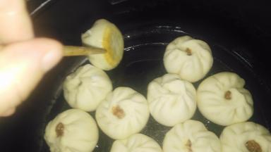 大火煎两分钟，等待包子底部定型。
