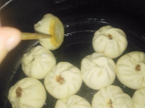 大火煎两分钟，等待包子底部定型。