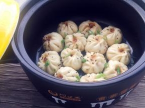 撒上黑芝麻、葱花即可。