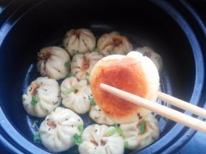 水分快没的时候，大火收汁。可以稍微挪动锅，使得包子底部受热均匀。