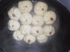 倒入没过包子三分之二的热水。