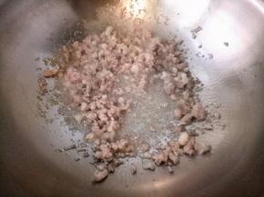 锅热放入色拉油，放入肉馅翻炒。