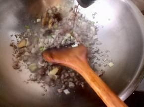 肉馅变色放入葱姜蒜大料，倒入酱油少许，糖少许，花椒面少许。继续翻炒。