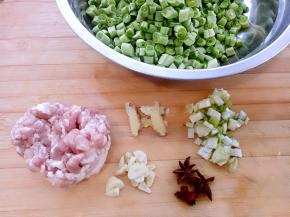 先准备材料，架豆王切小段。葱姜蒜切片。