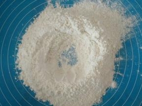 中种面团中的面粉称好，中间按个窝。