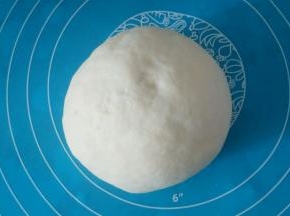 酵母水倒入面粉中，揉成光滑的面团。