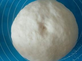 盖上保鲜膜，放在温暖处，发酵至三倍大。