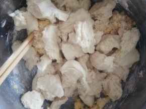 中种面团撕成小块，放进去。