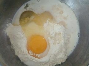 主面团中的材料，除黄油以外全部倒入盆里。