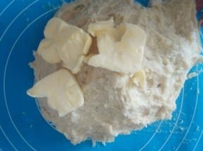 揉成面团，加入黄油。