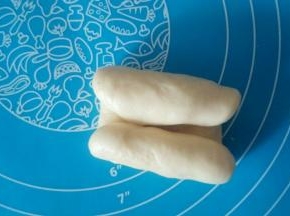 从两头往中间卷起。