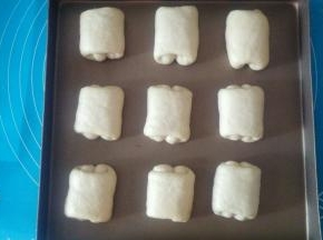 依次做好，放在烤盘中。用锋利的刀割出自己想要的纹路。这一步忘记拍了，下面可以看出来。