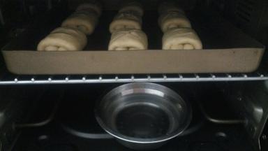 放在烤箱中，不要插电源，底下放一碗热开水，关上烤箱门，继续发酵30分钟。