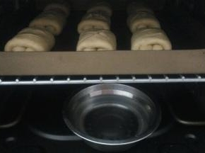 放在烤箱中，不要插电源，底下放一碗热开水，关上烤箱门，继续发酵30分钟。