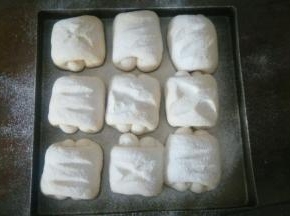 发酵好的面包，撒上一层高粉。