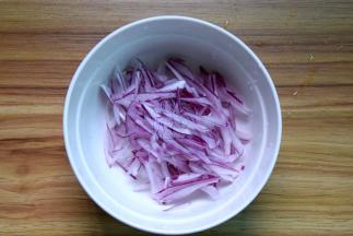洋葱切细丝