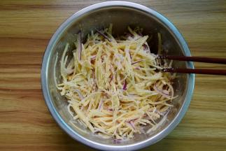 搅拌均匀使丝都粘上面粉