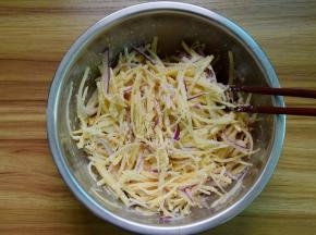 搅拌均匀使丝都粘上面粉